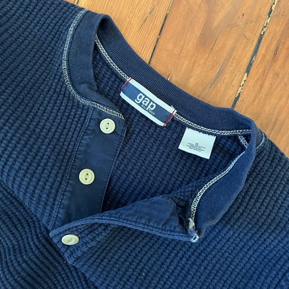 Early 2000’s Gap Henley. Worn but dirk has some life. Size sm.